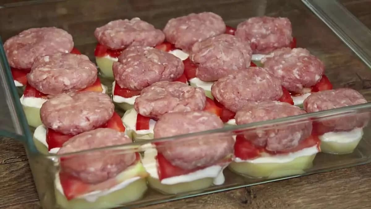 Pečené zemiaky s paradajkami a mletým mäsom: Najlepšie pečené zemiaky aké ste jedli!