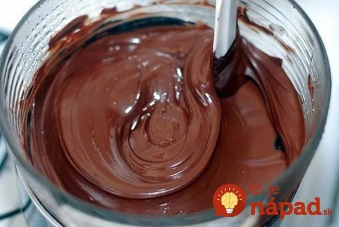 3 tipy na čokoládovú polevu, ktorá sa pri krájaní neláme: Toto pred sviatkami ocenia v každej rodine!
