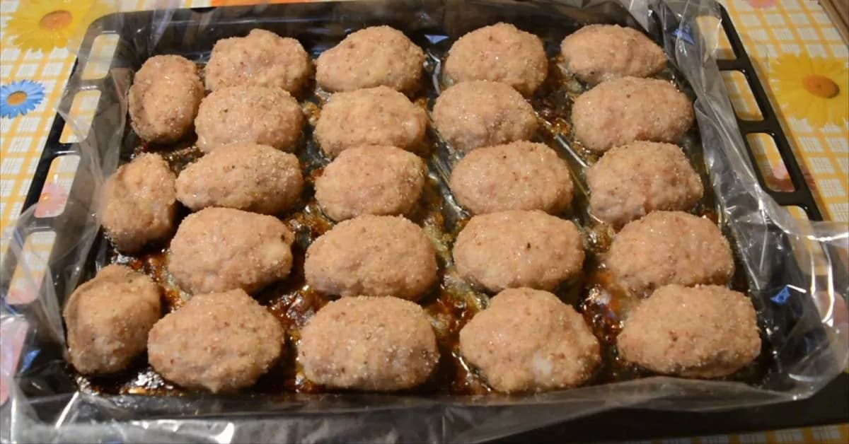 Dokonalé fašírky z plechu: Chutia fantasticky a nemusíte stáť celú večnosť pri sporáku!