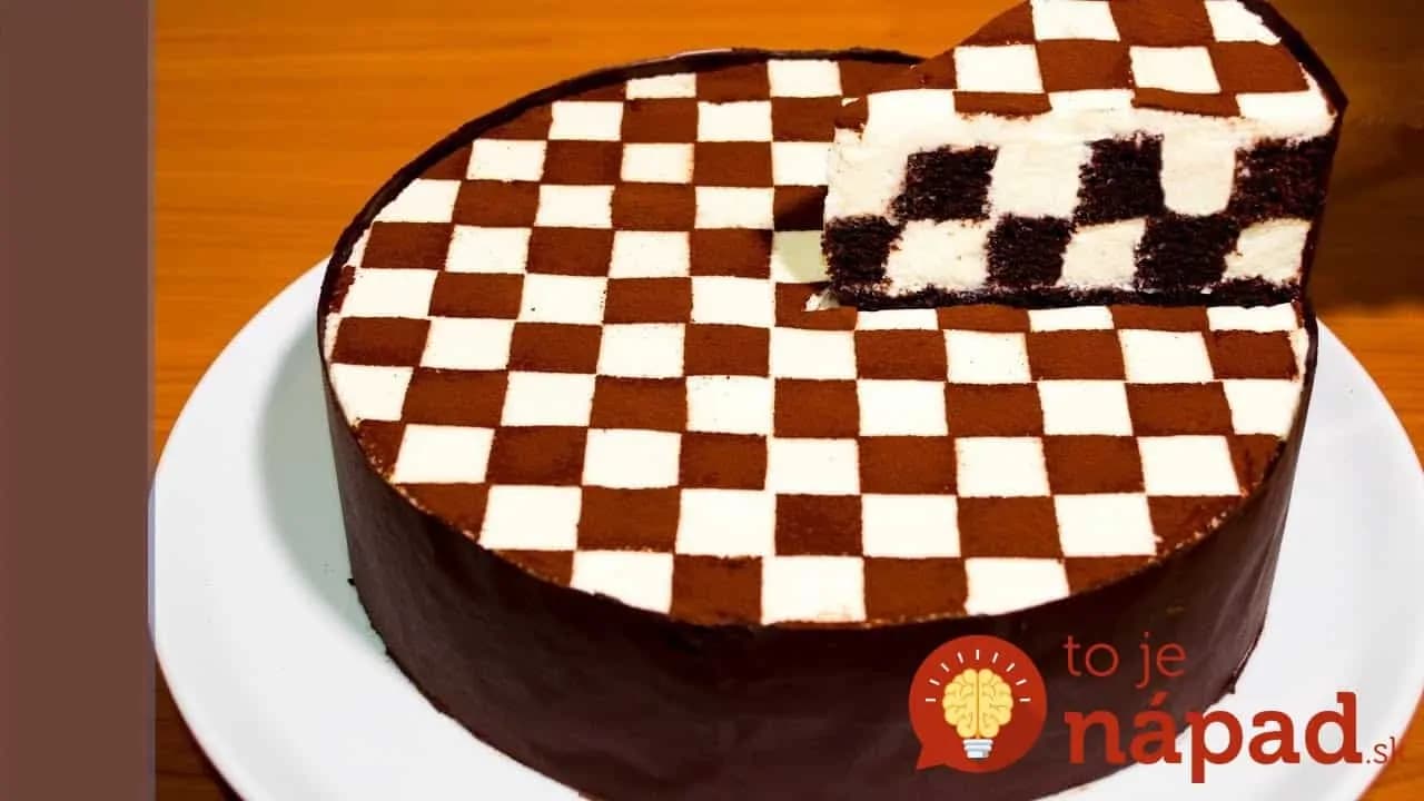Šachovnicová torta nielen pre milovníkov šachu: Vynikajúca kombinácia jemnej piškóty a tvarohového krému! Tá sa úplne rozplýva na jazyku.