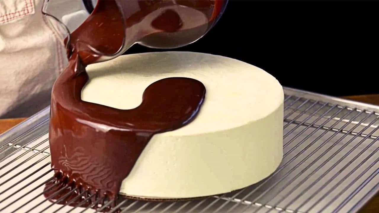 Konečne dokonalý recept na čokoládovú polevu za 5 minút – bez oleja: Neláme sa, krásny lesk a chuť fantastická!