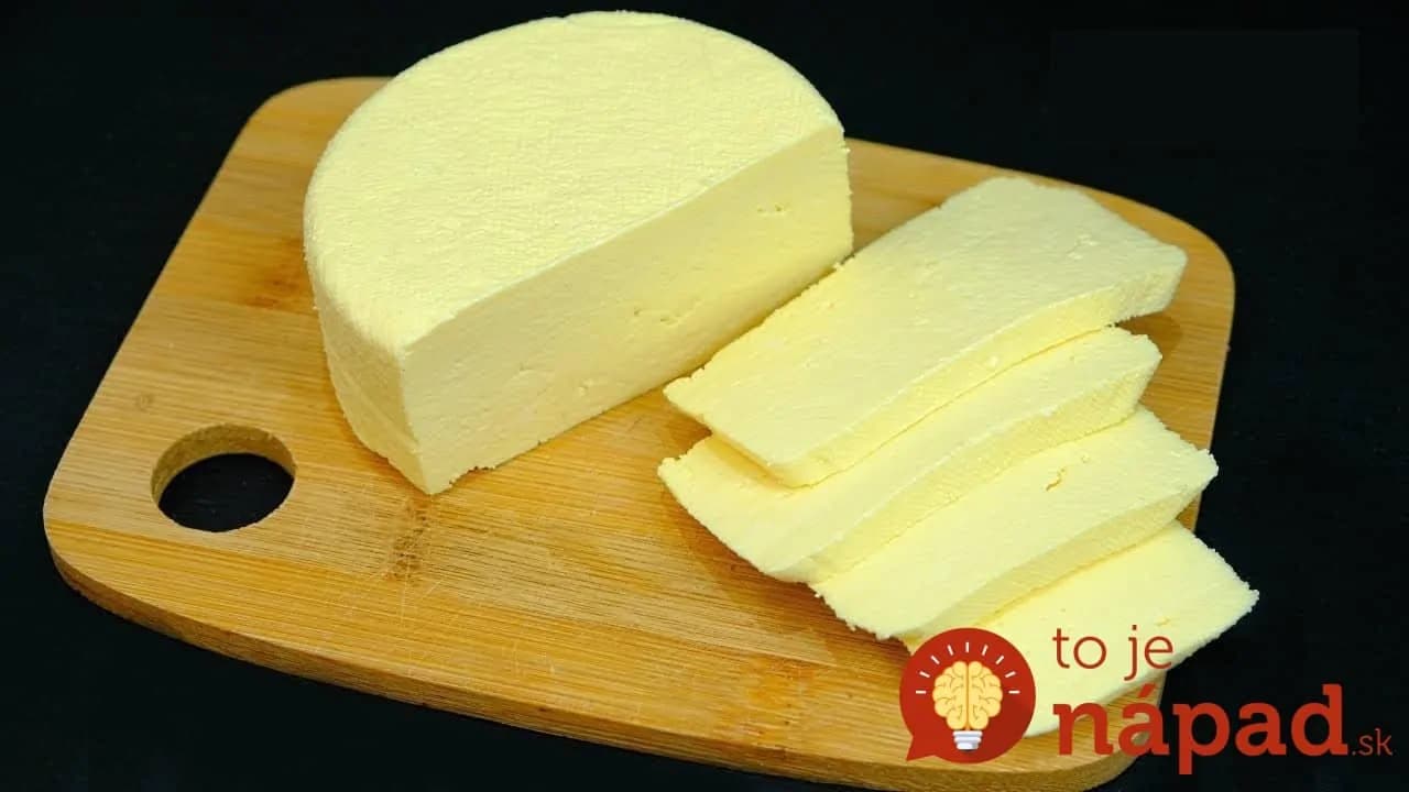 15-minútový domáci syr, ktorý zvládne aj začiatočník: Z 2 l mlieka vyrobíte 1 kg vynikajúceho syra!