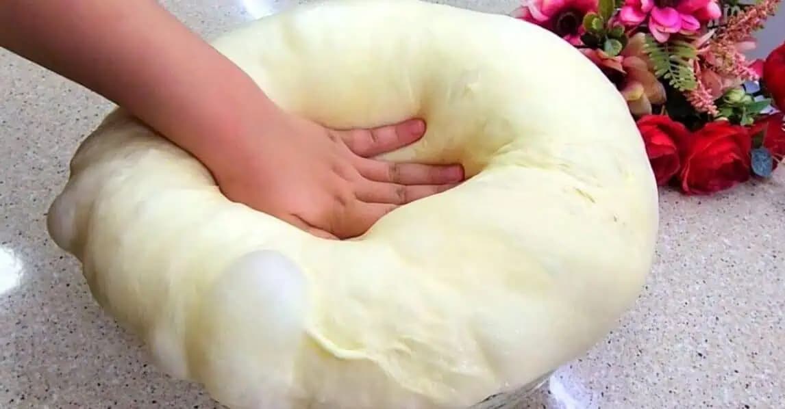 Kto pozná tento RECEPT na cesto, nič iné už nehľadá: Ohromne vláčne a nadýchané – univerzálny recept!