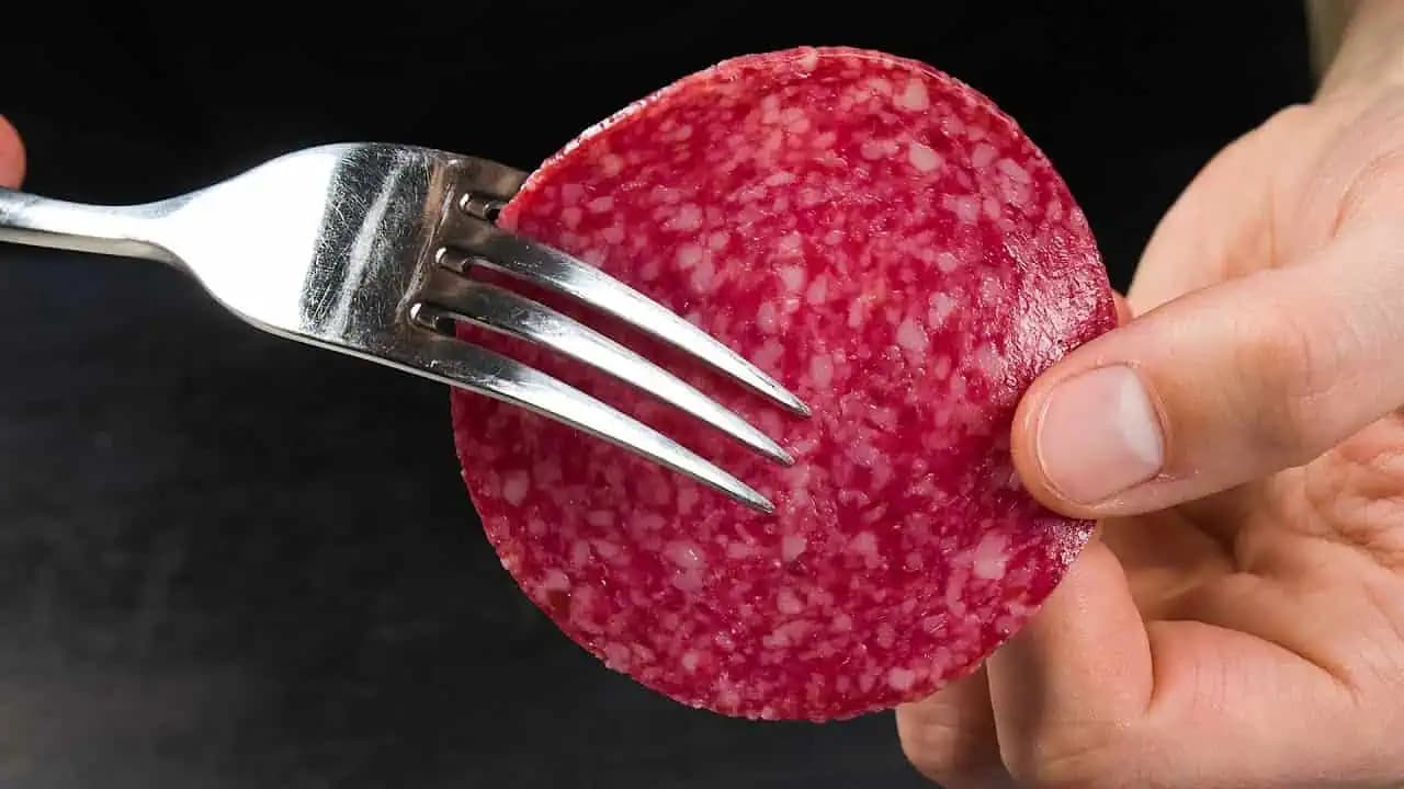 Čarovanie so salámou: Takéto originálne jednohubky určite ohúria všetkých hostí!