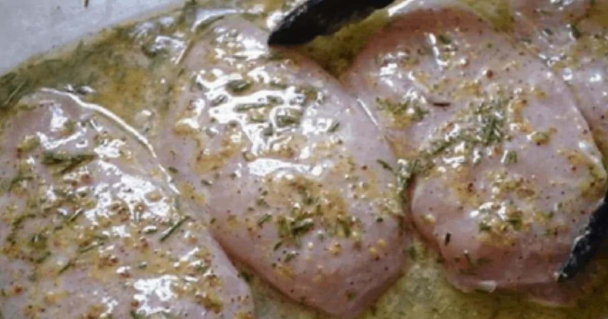 S týmto pripravíte akékoľvek kuracie mäso tak, že sa rozpadáva na jazyku: Zbierka top marinád na najlepšie stehná, rezne aj celé kurča!