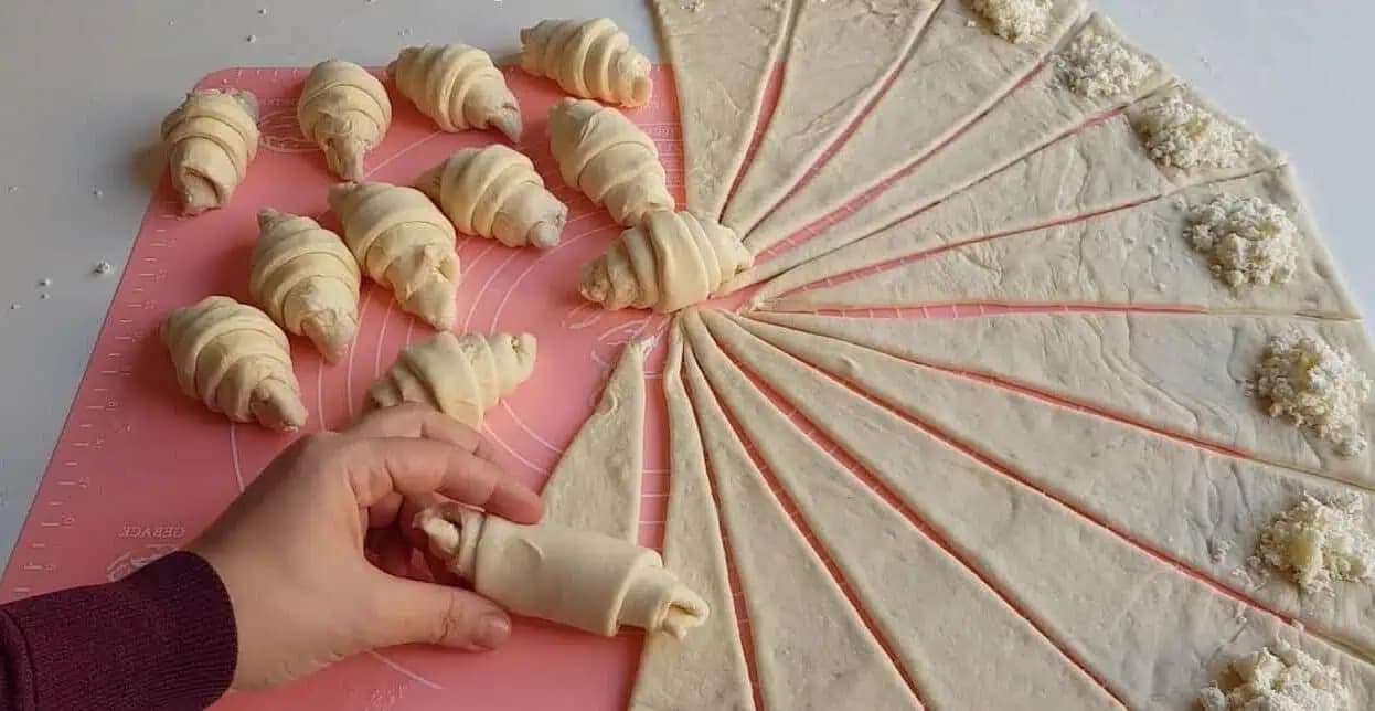 Skladané rožky ako dych – z 1 vajíčka 24 kusov: Úžasné cesto z hrnčeka, vyjde vás na pár centov a výsledok je na nezaplatenie!