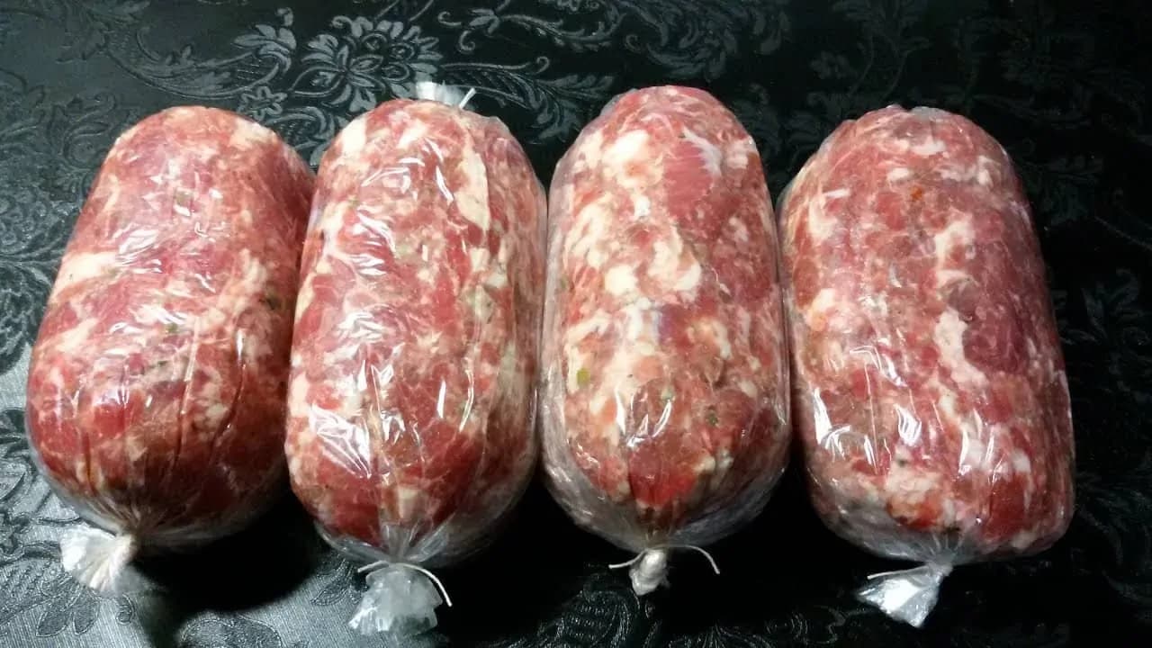 NAJJEMNEJŠIA domáca klobása z vrecka: Nič len mäso, soľ a trocha cesnaku –  keď ju nakrájam na misu, netreba ani prílohu!
