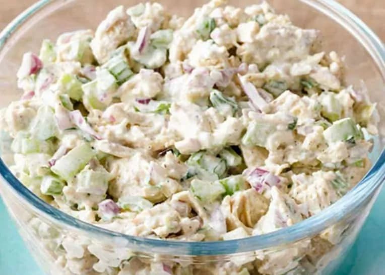 Fantastický šalát z kuracích pŕs: Rýchle, sýte, výborné a postup si zapamätá aj vaše dieťa + recept na špeciálnu domácu majonézu!