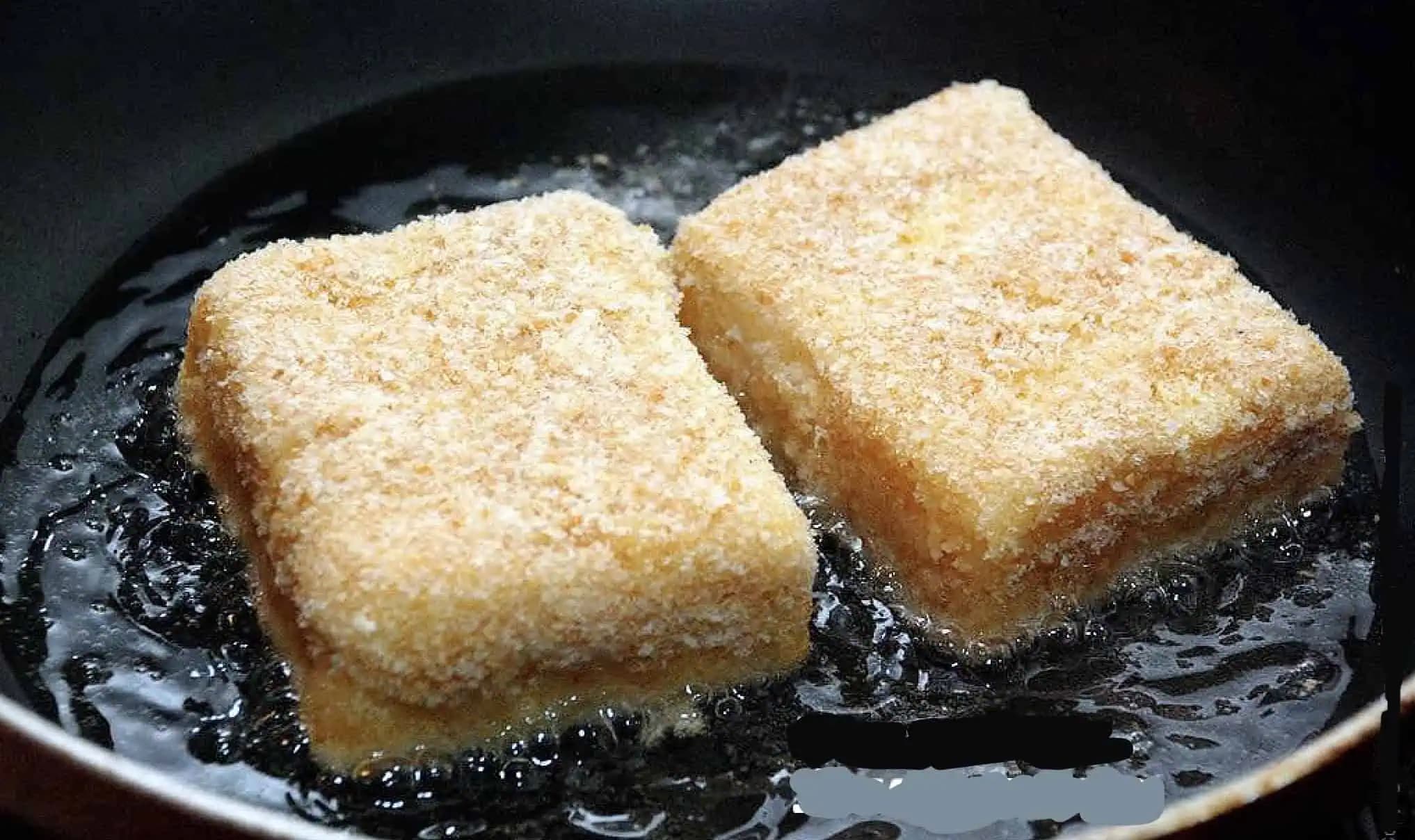 FINTA, ako obaliť vyprážaný syr tak, aby vám nevytiekol: Toto som sa naučila v jedálni ešte za socializmu a praktizujem dodnes – syr je ešte chutnejší!