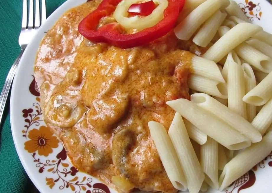 Minútkové bravčové kúsky na spôsob Stroganov: Keď neviete čo na rýchly obed, tento recept vás vždy zachráni!