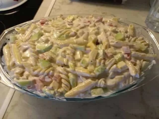 Bombastický cestovinový šalát s kyslou smotanou – za 15 minút hotový: Prudko žravý a hotový hneď, ideálna rýchla večera!