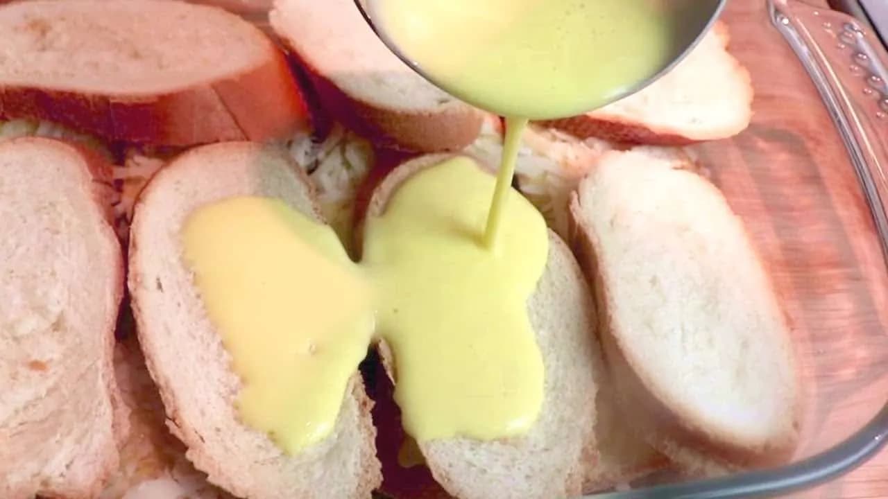 Chleba vo vajíčku už nevyprážam, toto je stokrát lepšie: Stačí dať na plech a zaliať jogurtovo-syrovou zmesou!