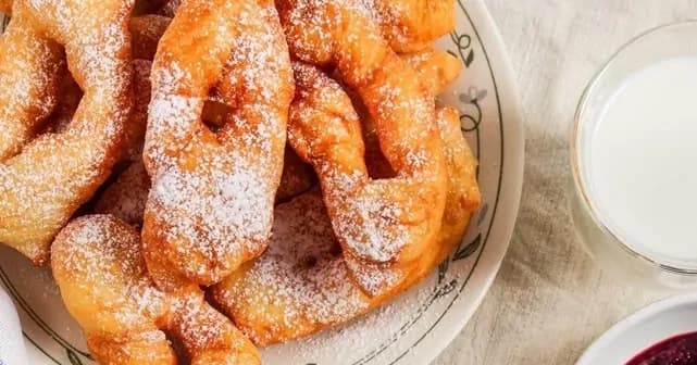 Zaručene najlepšie fánky na svete: To cesto z kyslej smotany je také výborné, že ich určite nebudete robiť len na fašiangy!