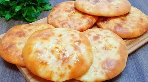 Najlepšia náhrada za kupované pečivo: Mäkučké jogurtové placky plnené syrom a cesnakom – recept na hrnčeky!