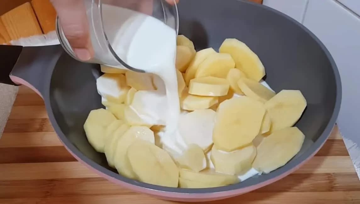 Zemiaky už nevyprážam, toto je stokrát lepšie: Fantasticky chutné a lahodné zemiaky, ktoré pripravíte na plechu!