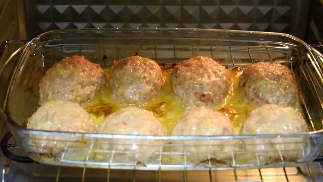 Najjemnejšie pečené fašírky so zemiakmi a kyslou smotanou: Žiadne vajce a držia perfektne – chuť fantastická!