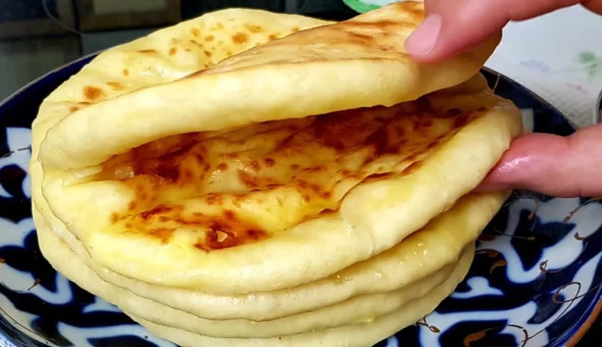 Prudko návykové syrové placky, ktoré okamžite miznú z tanierov: Také jednoduché, že ich robíme aj namiesto kupovaného pečiva!