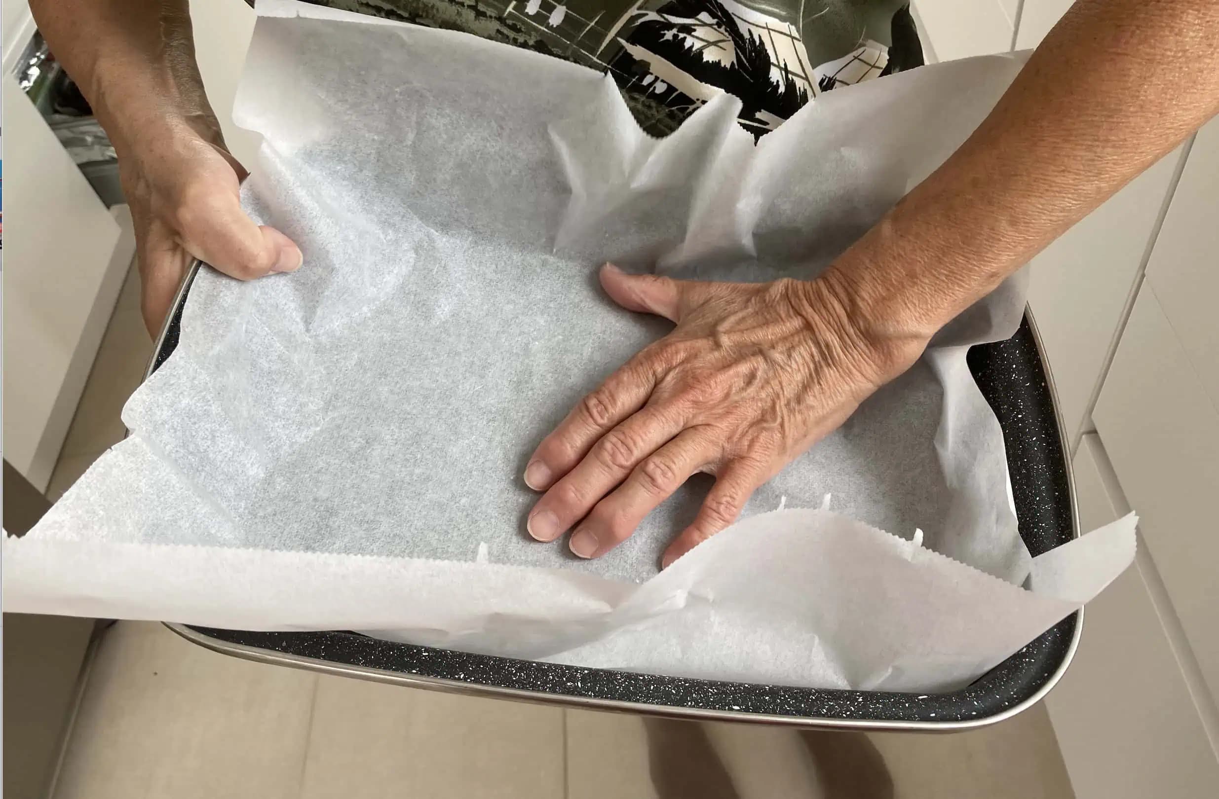 Pečiem 40 rokov, ale o tomto som netušila: Šéfkuchár ukázal, ako použiť  papier na pečenie a alobal- rozdiel je ohromný!