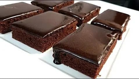 Úžasné šťavnatý čokoládový koláč z hrnčeka: Žiadna práca a výsledok fantastický – 15 minút na prípravu!