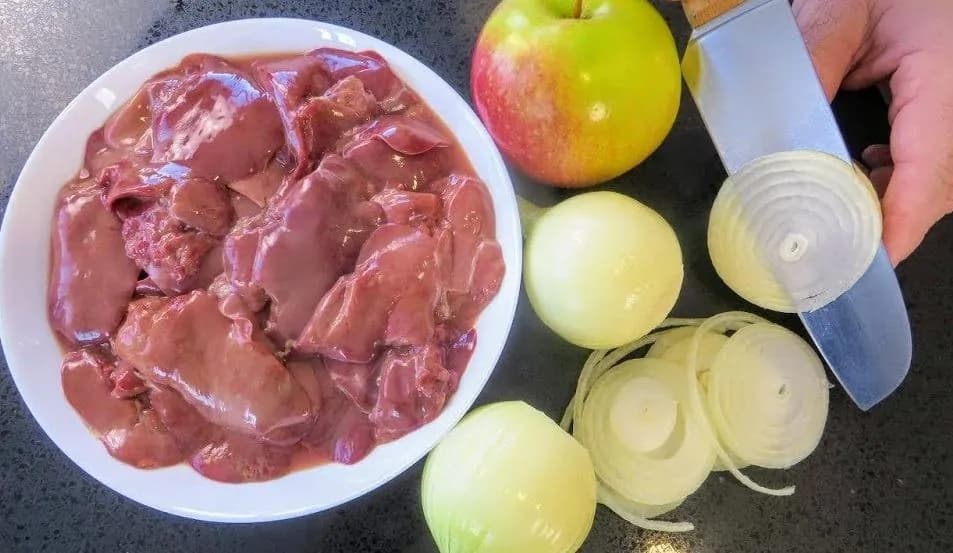 Zaručene najchutnejší spôsob, ako pripraviť kuraciu pečienku: Treba len 1 jablko, 2 cibule a keď ochutnáte, inak ju už robiť nebudete!