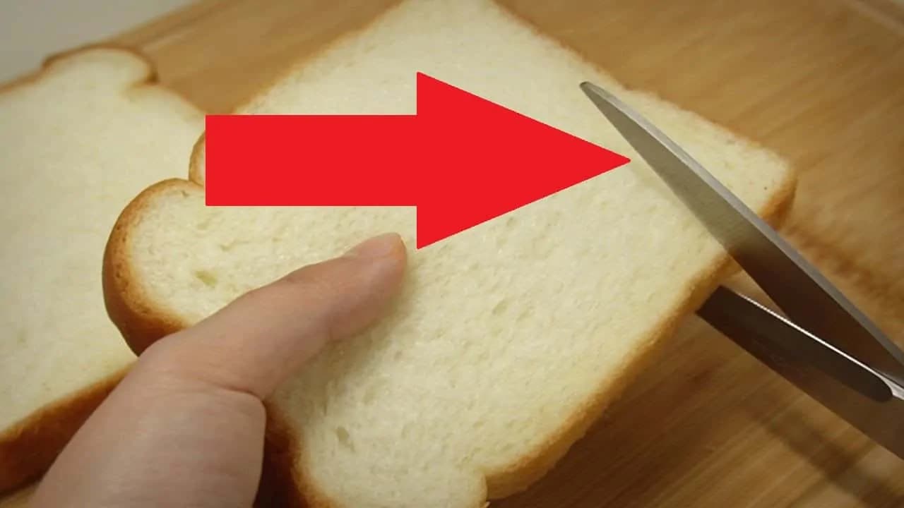 Zobrala len lacný toastový chlieb a nožnice: Kto cez víkend čaká návštevu, tento nápad vyváži zlatom – už žiadne studené chlebíčky!