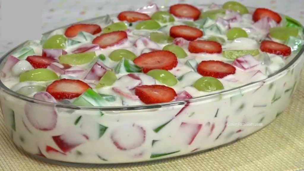 Blesková nepečená maškrta z kyslej smotany a Salka za 10 minút: Najlepší krémový dezert s ovocím, aký ochutnáte!