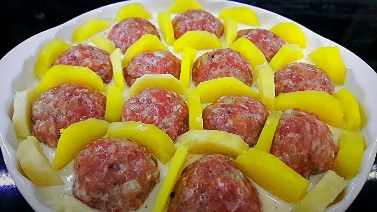 5 zemiakov, mleté mäso, kyslá smotana a žiadna múka: Šťavnaté mäsové guľky so zemiakmi a omáčkou z 1 misy!