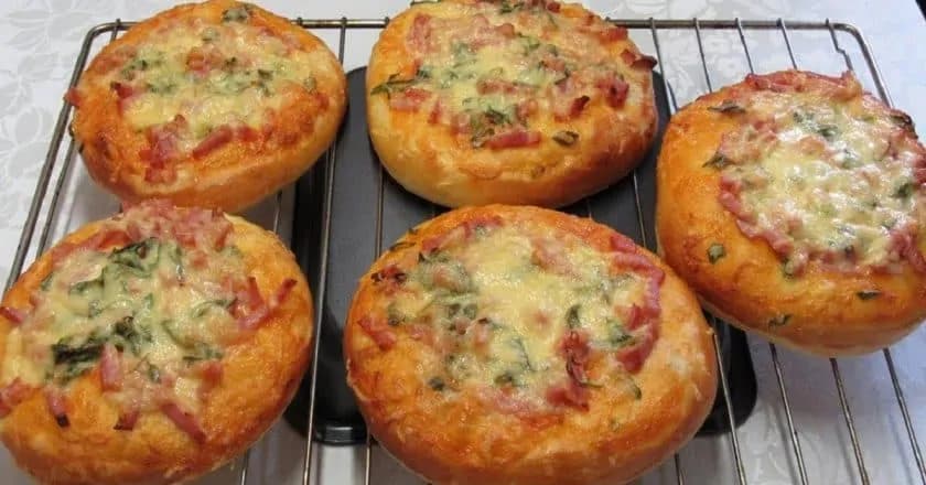 Najlepšie hrnčekové cesto na pizzu za pár centov: Potrebujete len 1 hrnček, salámu, syr a základné prísady – odporúčam zdvojnásobiť dávku!
