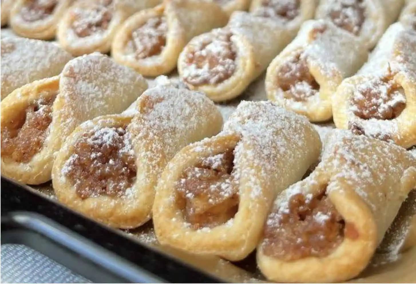 Orechové koláčiky ku káve, ktoré sa doslova topia v ústach: Bombastické cesto z kyslej smotany!