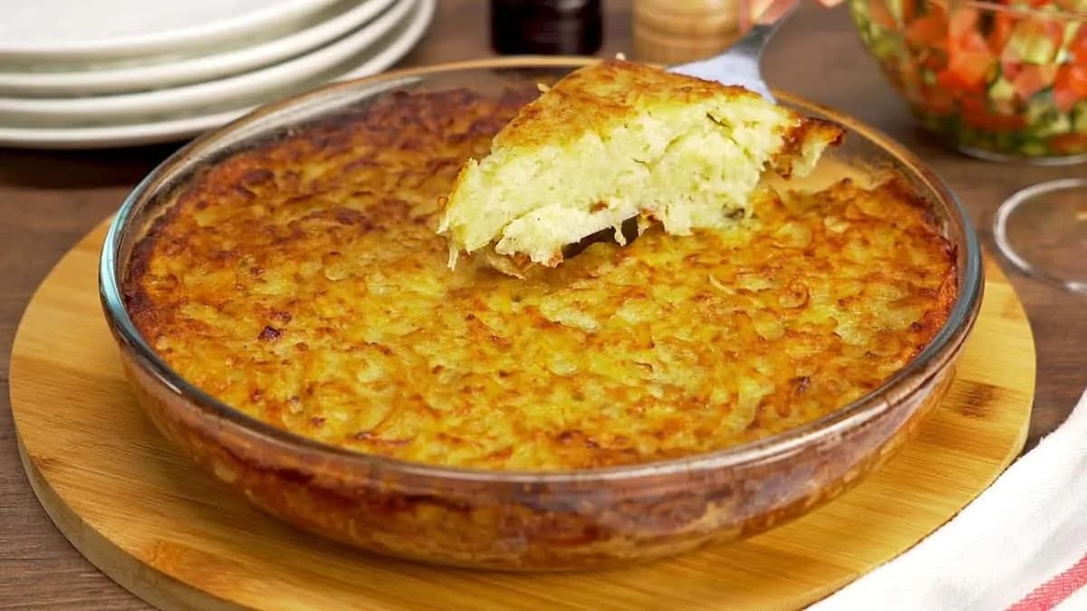 Najchutnejšia zemiaková zapekačka – obed z jednej misy: Len zemiaky, cibuľa, vajce a na mäso si nikto ani nespomenie!