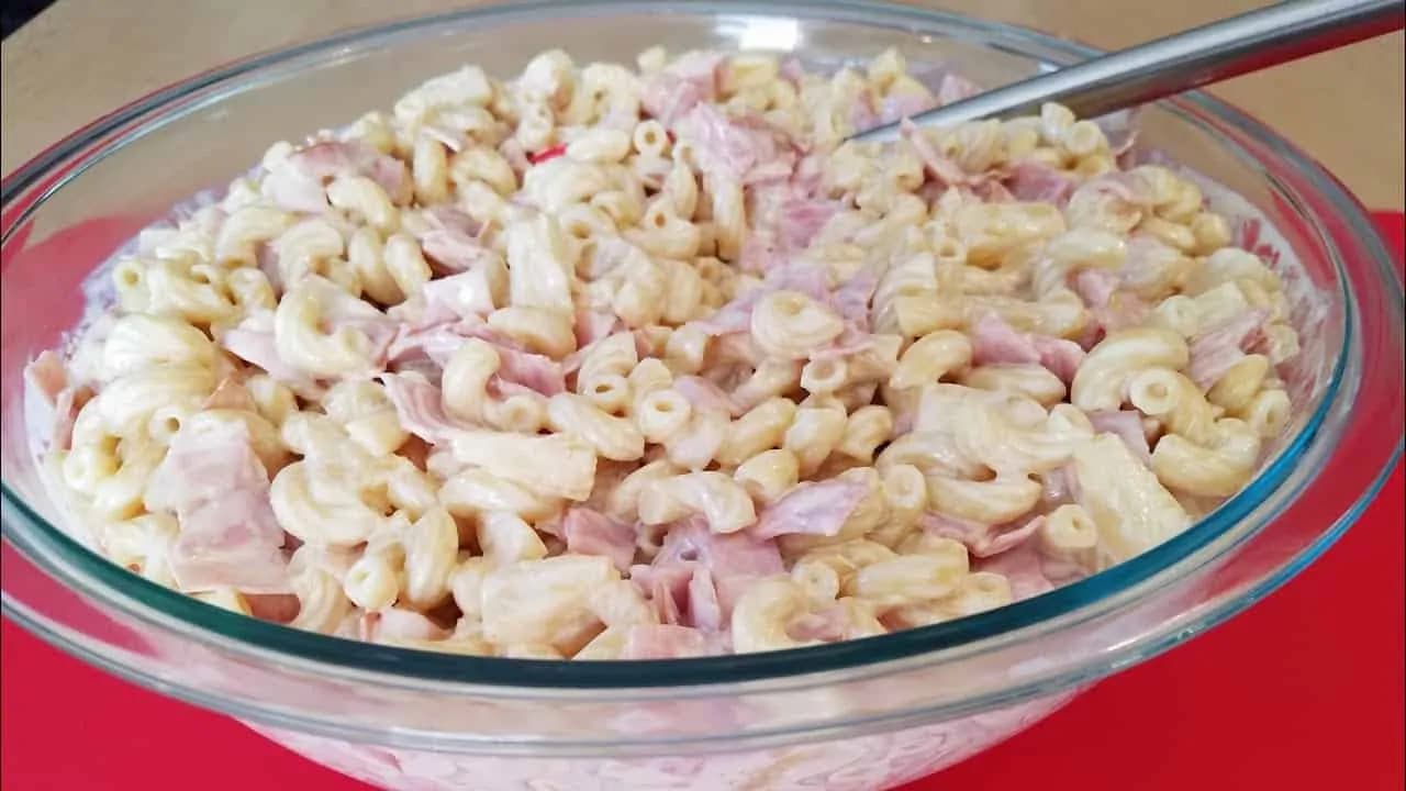 Mega chutný cestovinový šalát s kyslou smotanou a šunkou – za 15 minút:  Ideálna sýta večera s bleskovou prípravou!
