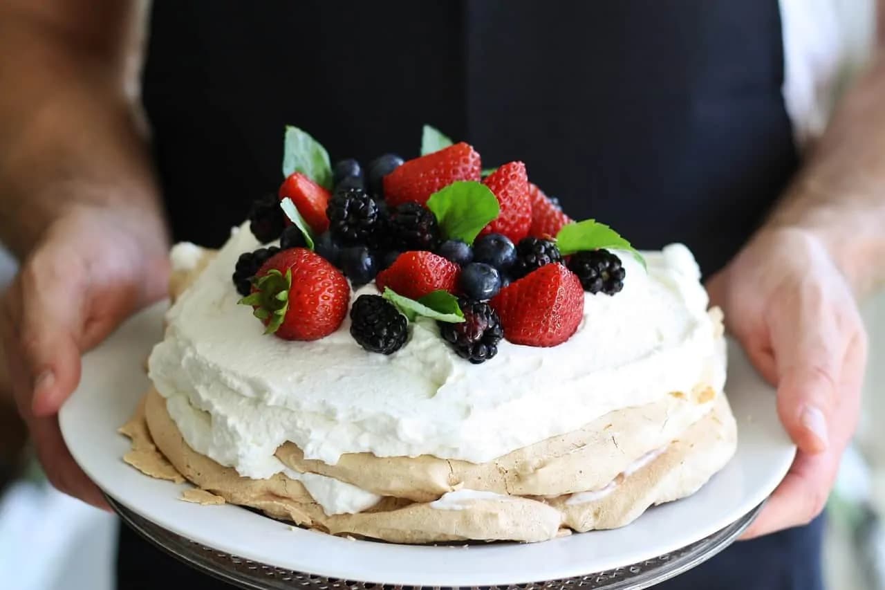 Zaručene najlepšia Pavlova torta- nebude sa mrviť ani lámať: To cesto je také výborné a jemné, že netreba ani zložité krémy!