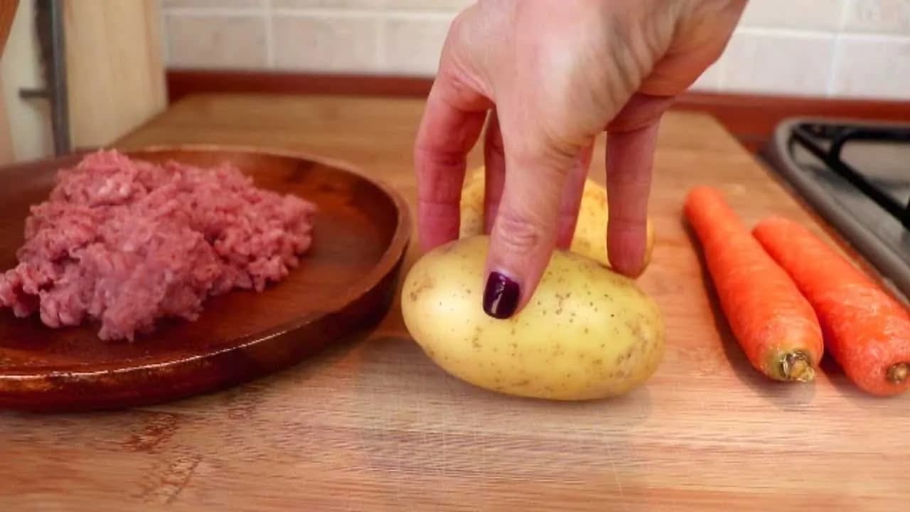 Len 2 zemiaky, 2 mrkvy, trocha mäsa a výborný obed je pripravený: Tento recept si pripnite na chladničku!
