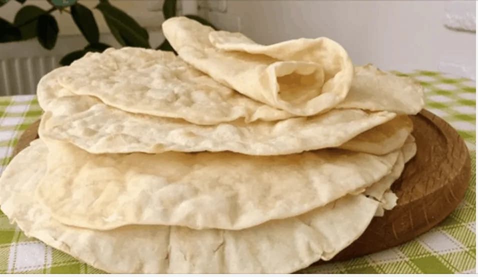Len 200 ml vody, 350 g múky, soľ a máte náhradu chlebíka na celý týždeň: Geniálne chlebové placky, ktoré sa pečú 2 minúty!