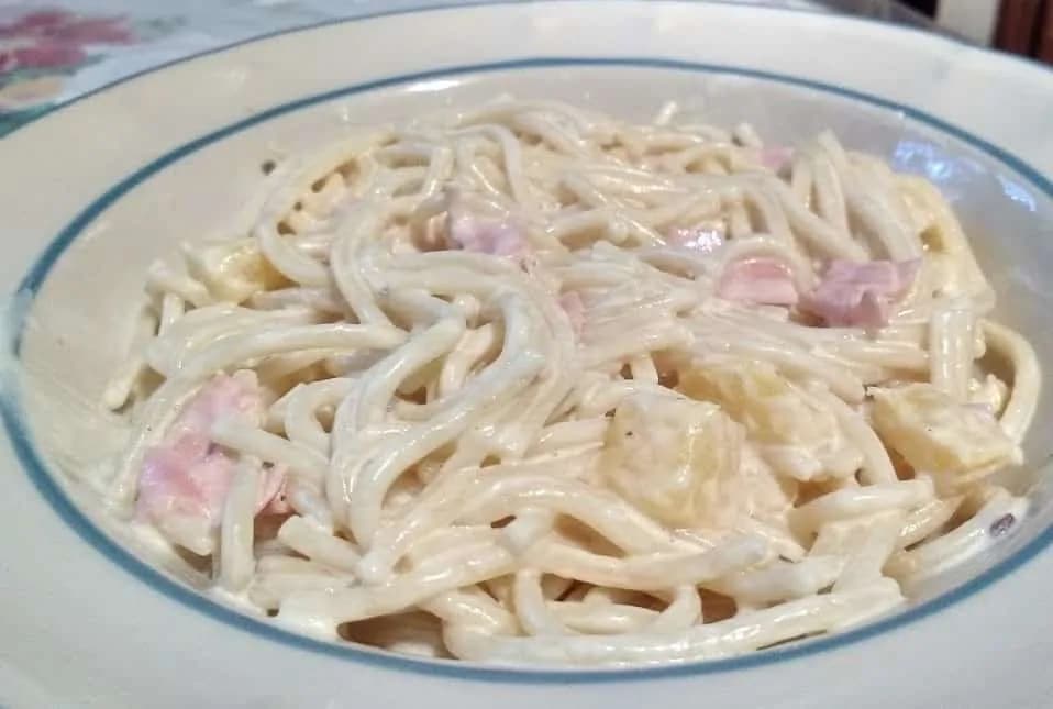 Minútkové špagety Hawaj so šunkou a kyslou smotanou: Prudko žravé a tak jednoduché, že sú na stole pravidelne!!