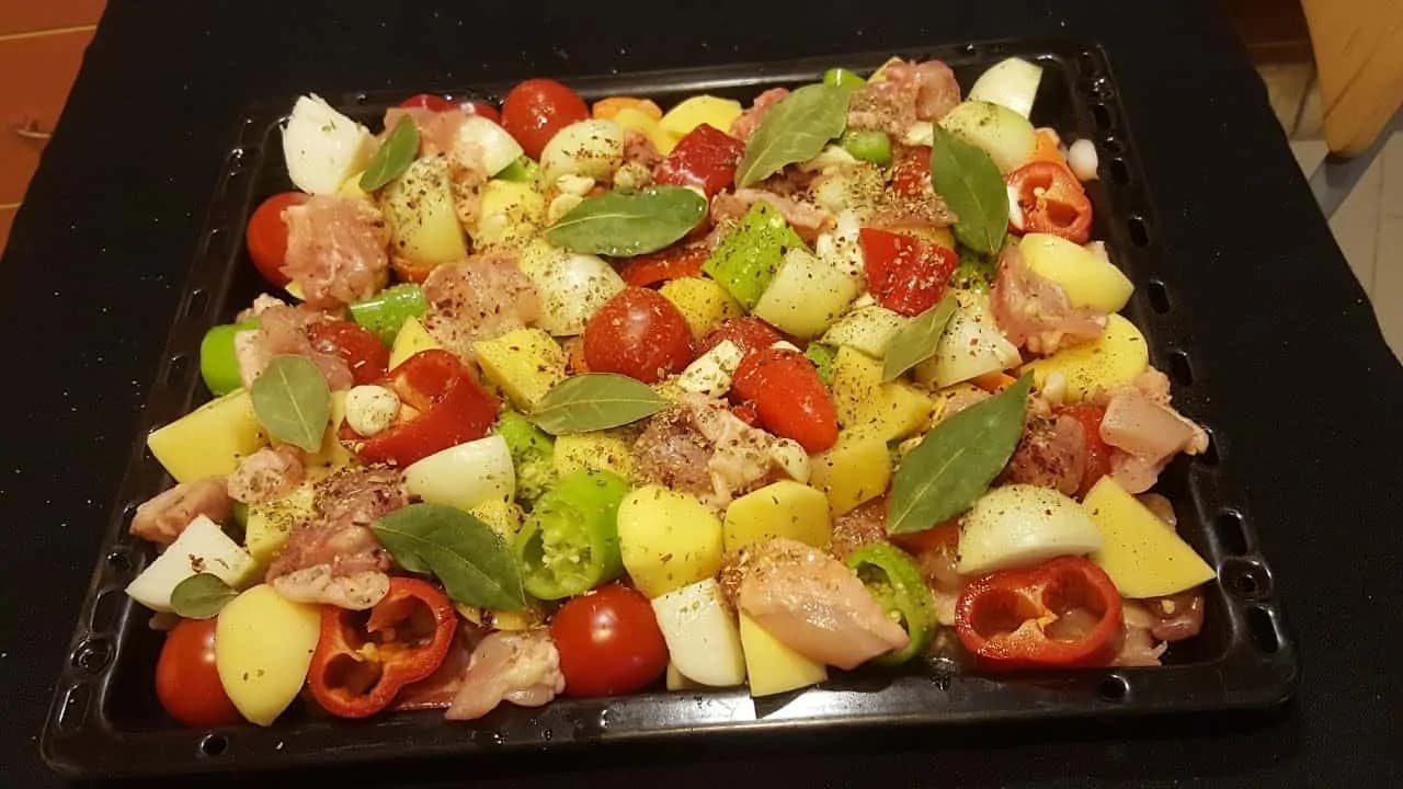 EXPRESNÝ kompletný obed z jedného plechu: Jemné a šťavnaté kuracie mäso so zemiakmi a zeleninou – MŇAMKA!