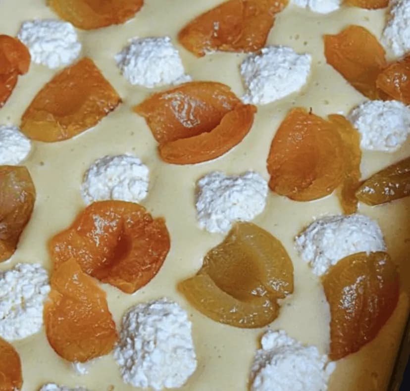 Hrnčekový koláč s tvarohom a marhuľami, ľahký ako pierko: Cesto len vylejte na plech a pridajte ovocie – najlepší koláčik pod slnkom!