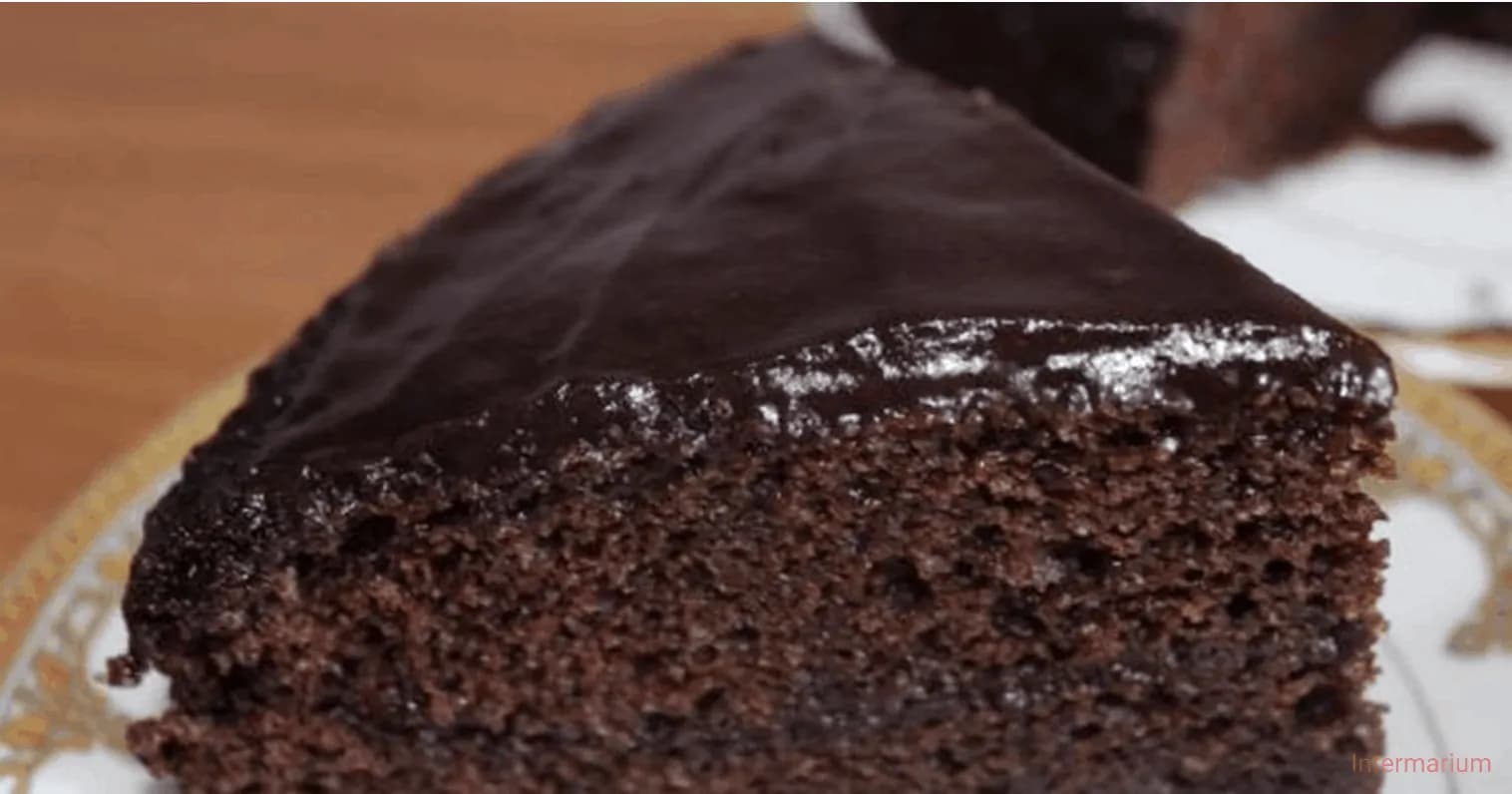 2 vajcia, 1 šálky mlieka, 1 šálka vody a 1/2 šálky oleja: Najrýchlejší čokoládový koláč s úžasnou chuťou!