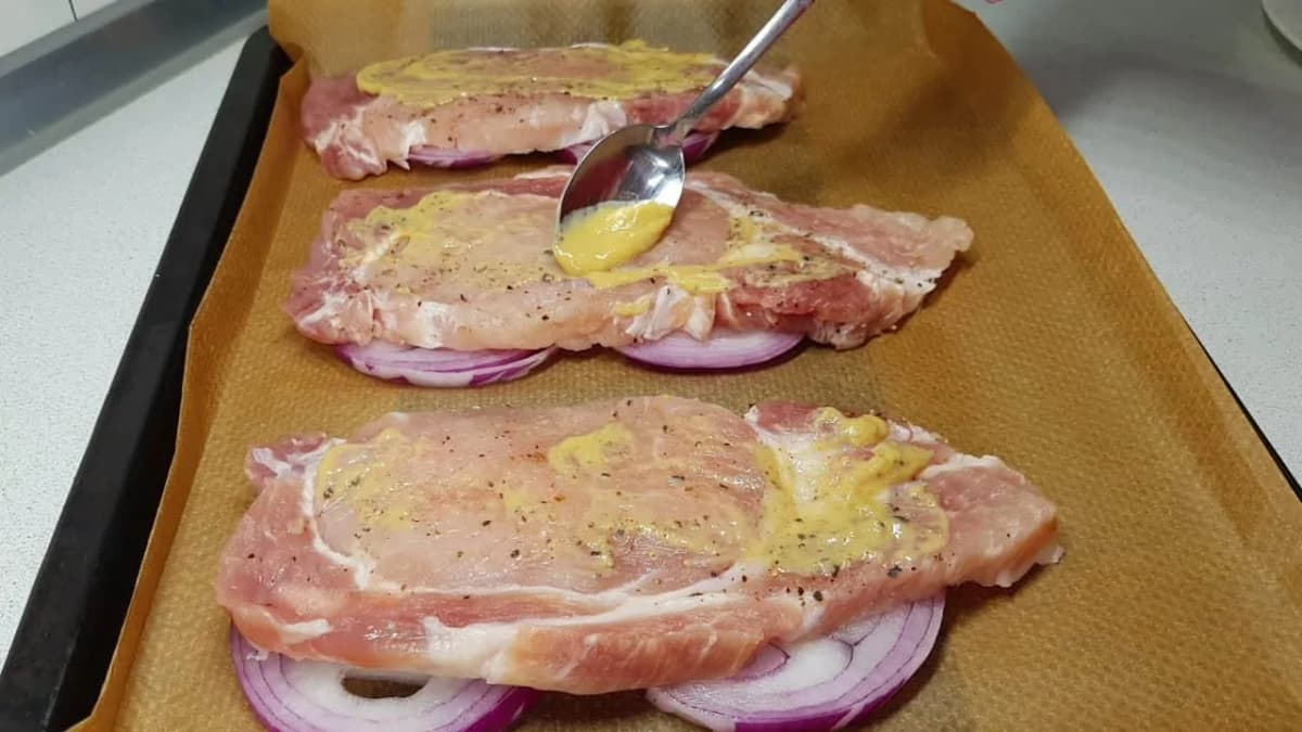 Obložené bravčové rezne na plechu: Žiadna práca a máte obed ako lusk – len 3 plátky mäsa, zemiak, horčica a cibuľa!