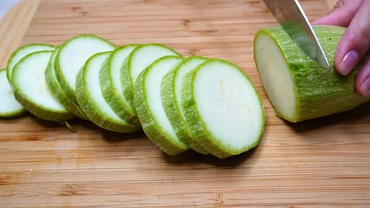 Cuketa chutnejšia ako mäso: Vezmite len téglik kyslej smotany, syr, pár strúčikov cesnaku a nebudete veriť, aká je fantastická!