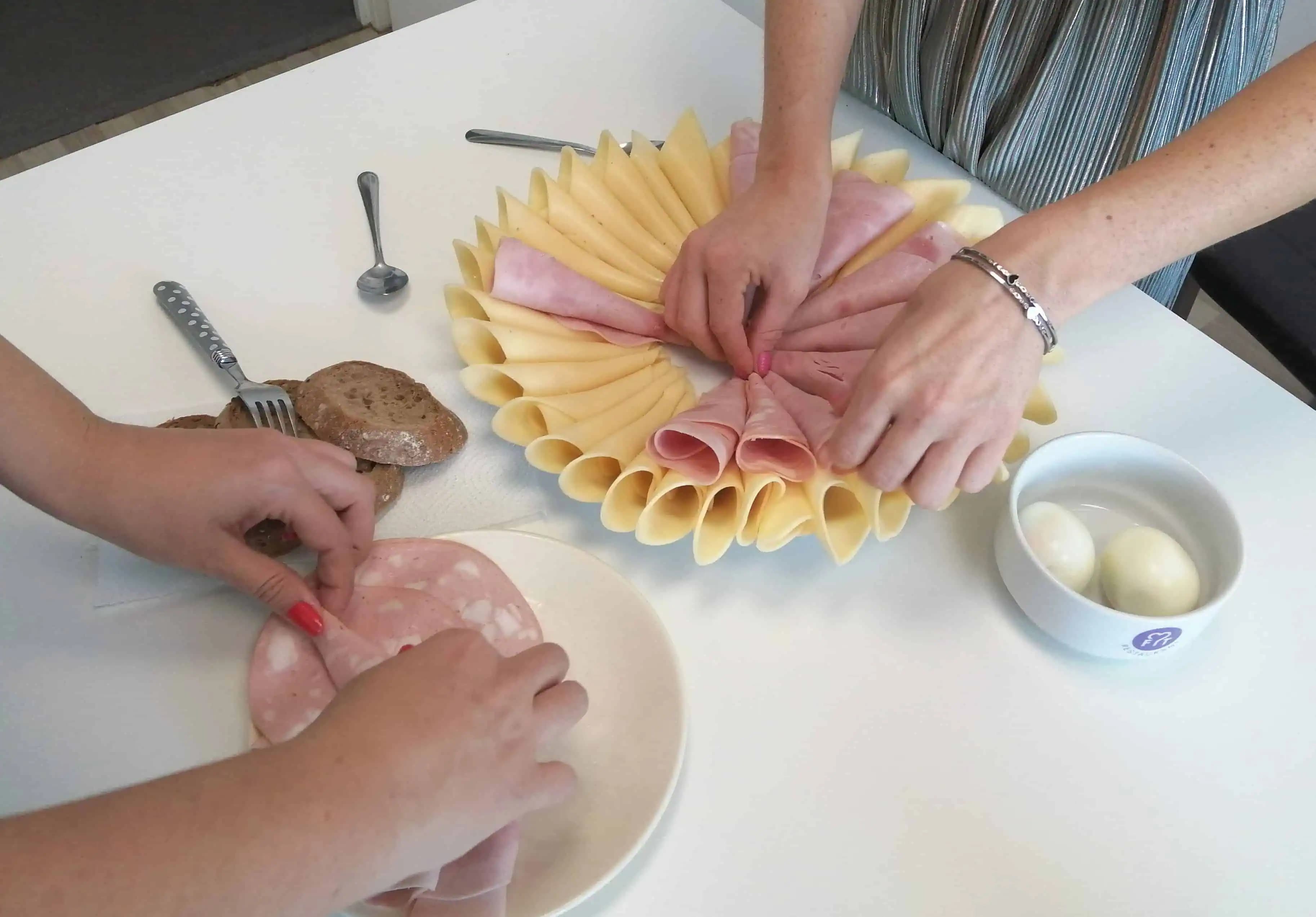 Salámy, syr a trocha zeleniny. A za pár minút máte honosné jedlo na 5 spôsobov