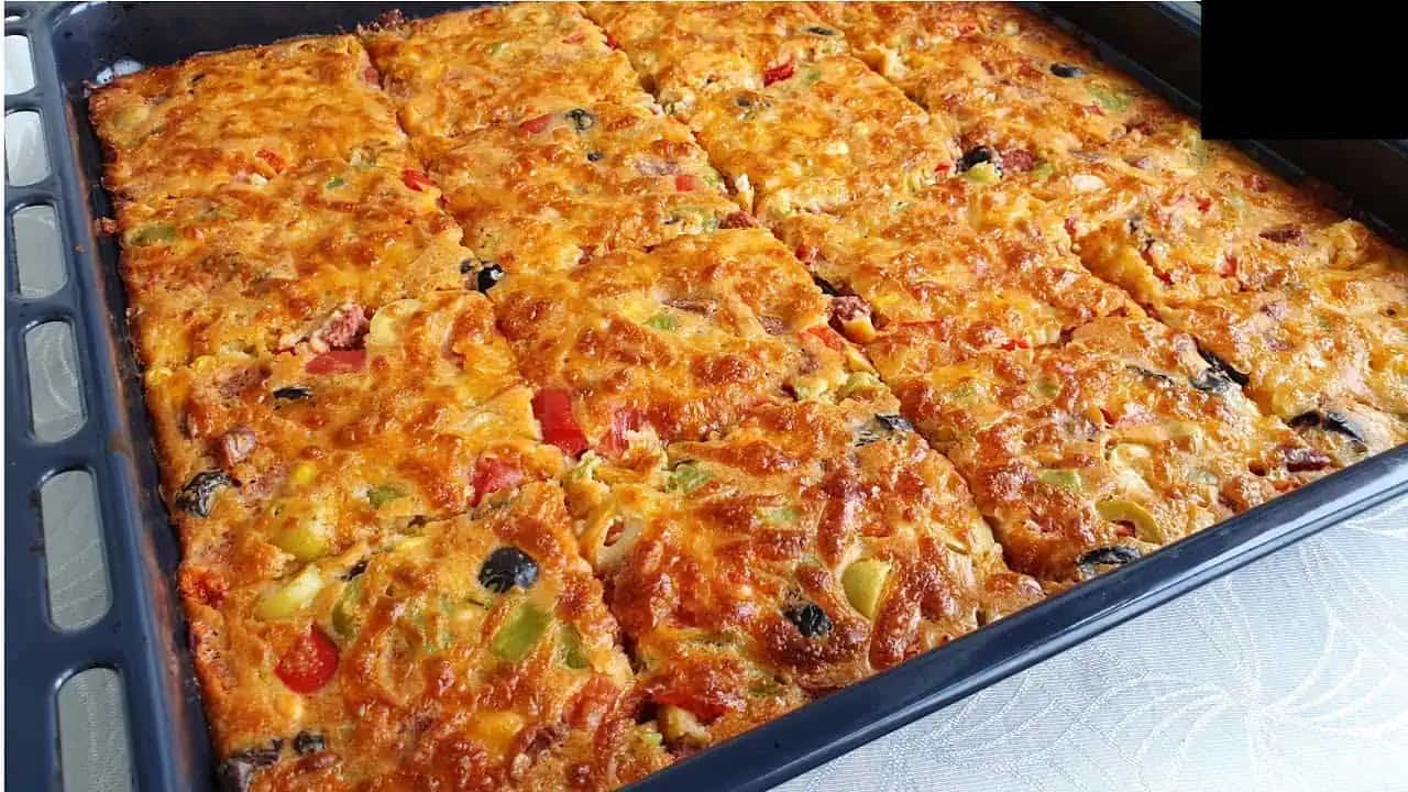 1 hlávka kapusty, 3 vajcia a údené mäso: Moravské drny na plechu – prastarý recept z kapusty, lepší ako zemiakové placky!