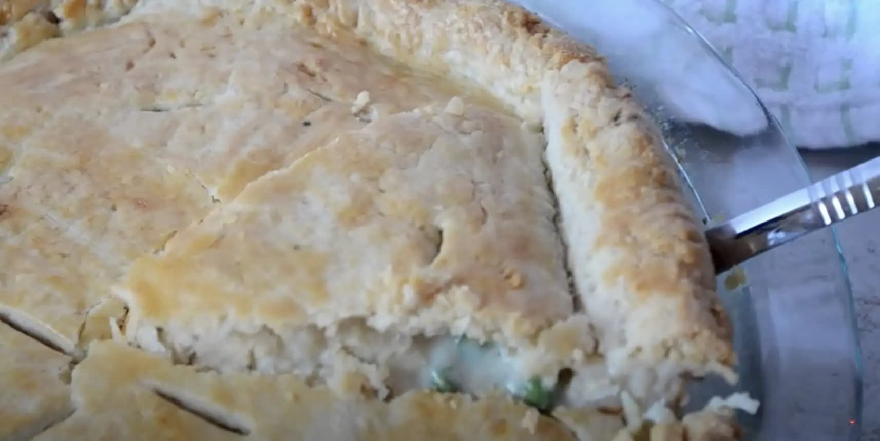 Recept na kurací koláč, ktorý hľadám už mnoho rokov: Rýchly, sýty a zbožňuje ho celá rodina!