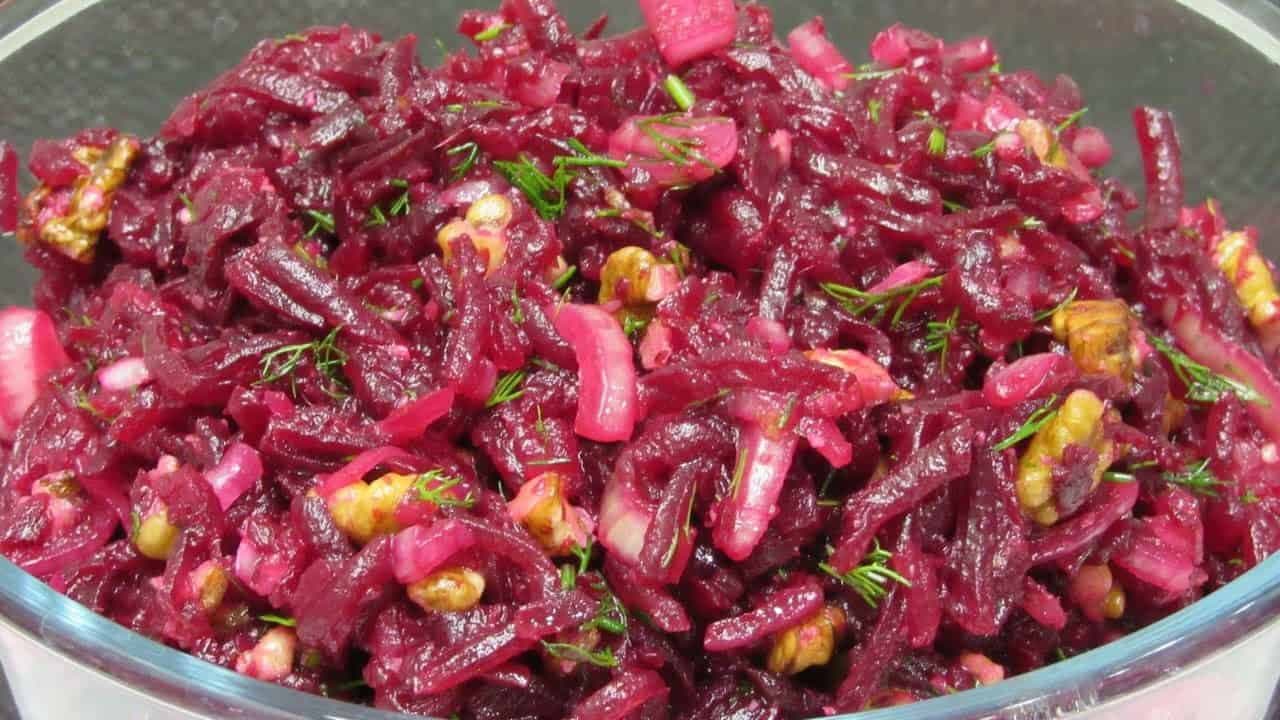 Šalát z červenej repy, ktorý budete chcieť jesť každý deň: Zdravý, rýchly, jednoduchý a chutí naozaj výborne!