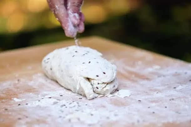 Rýchly recept na chlieb bez droždia pre ťažké dni: Zamiešate a hneď sa pečie!