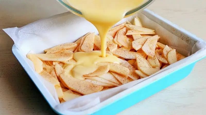 Lahodný jablkový koláč: Cesto je hotové za 5 minút, stačí len naliať do formy a posypať jablkami!