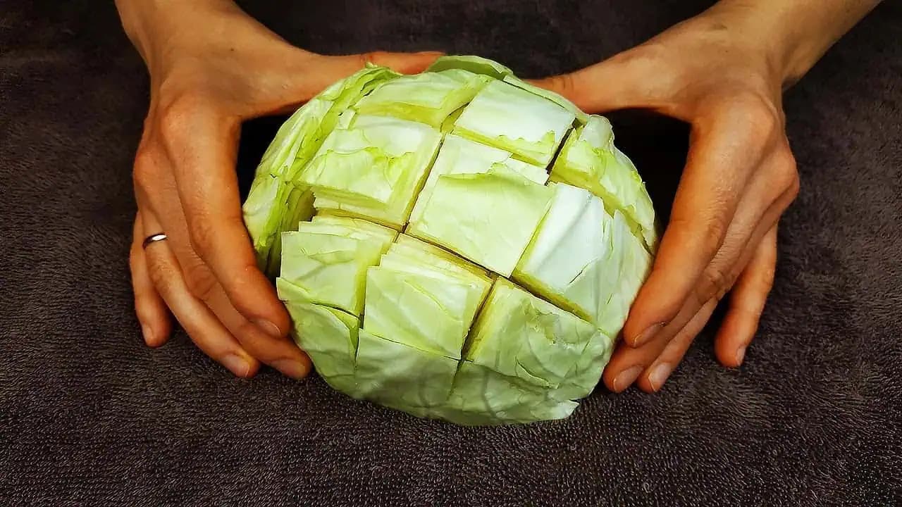 Táto zapekaná hlávková kapusta chutí skvele teplá, aj studená: Perfektné bezmäsité jedlo za pár drobných!