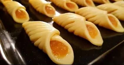 30 ks fantastických koláčikov a na cesto potrebujete len 1 vajce, múku, kypriaci prášok, smotanu a maslo: Lacný recept, ktorý poteší nejeden maškrtný jazýček!