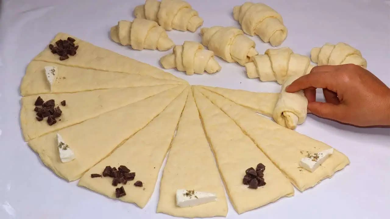 Maslové rožky ako dych – z 1 vajíčka plný plech: Recept z hrnčeka, vyjde vás na pár centov a výsledok je na nezaplatenie!