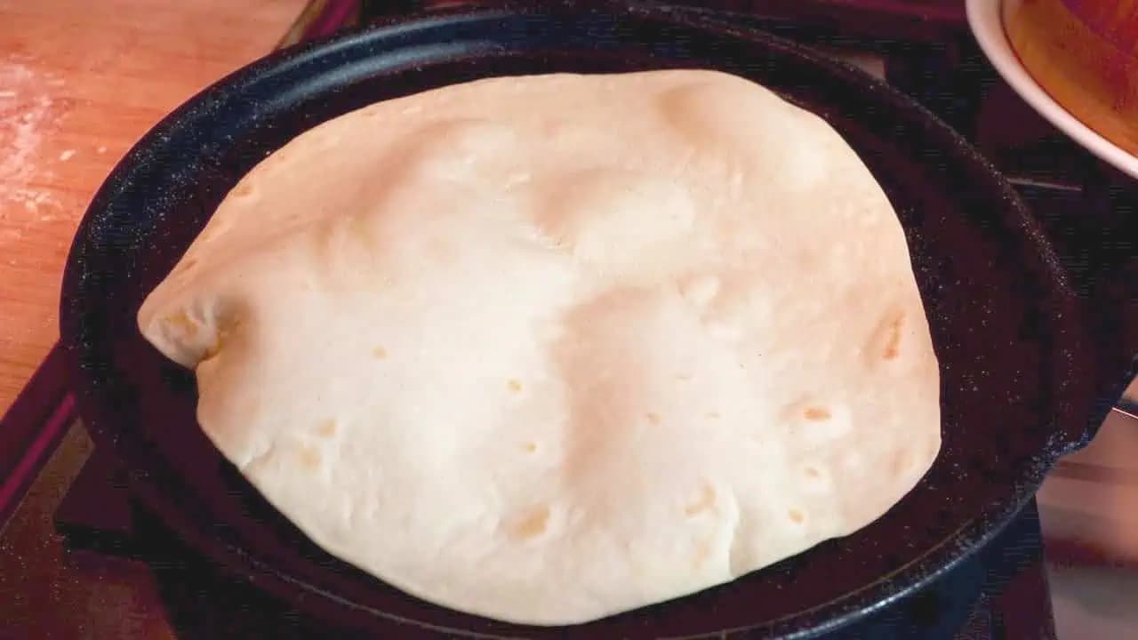 Len múka, voda, olej a soľ: Super lacná a chutná večera na tanieri za pár minút!